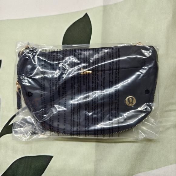 Lululemon All Night Festival Bag Micro 2L | Black Crossbody (BNWT) - Picture 4 of 4